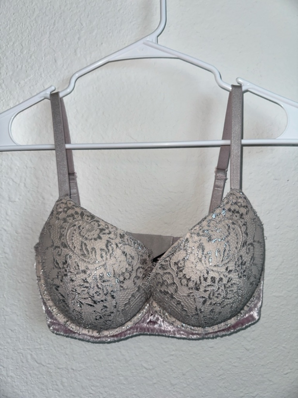 Victoria's Secret bra, size 32DD